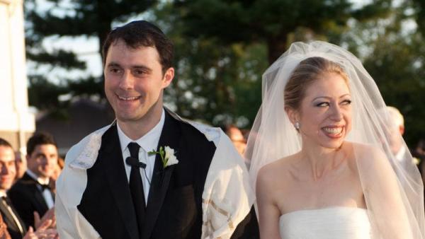 Marc Mezvinsky and Chelsea Clinton on their jewish wedding day.