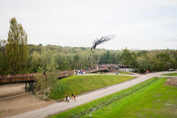 Tomorrowland's "One-World" bridge is 537 meters long and has a center piece which is 25 meters high.