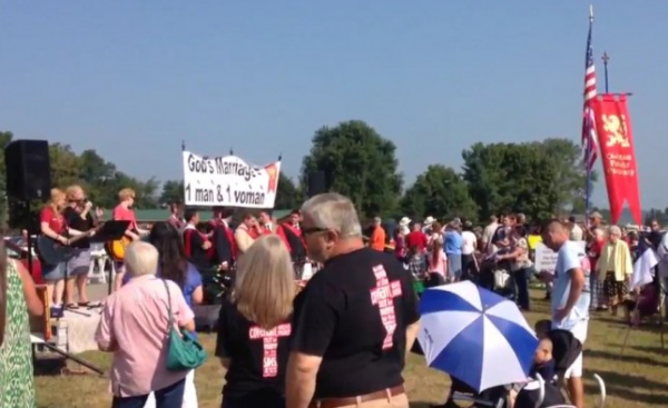 Confrontation between Kim Davis supporters and pro-homosexual protesters 