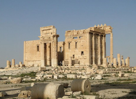 two exact replicas of the 50-foot arch that had stood at the entrance to the temple will be erected in April 2016 in Times Square in New York City and in Trafalgar Square in London. 