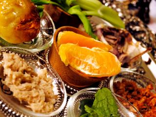 Jewish Unitarian Universalists: this progressive Passover seder plate features an orange: a symbol of women’s leadership and LGBTQ inclusion.